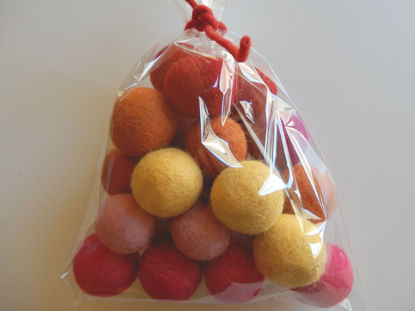 Bild von Filzkugeln rot gelb Töne 24 Stück